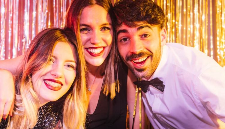 pessoas sorrindo e lembrando