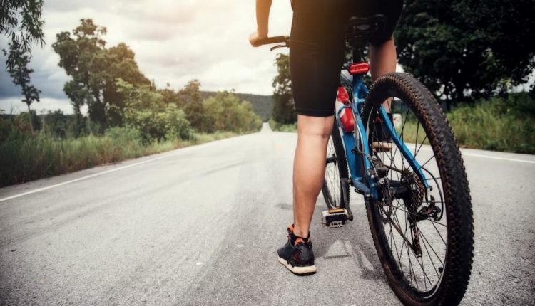 Ciclista homem corrida bicicleta ao ar livre