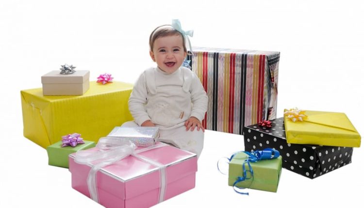 Menina feliz com os presentes
